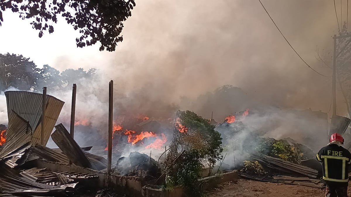 গাজীপুরে ঝুটের গোডাউনে আগুন, নিয়ন্ত্রণে কাজ করছে পাঁচটি ইউনিট
