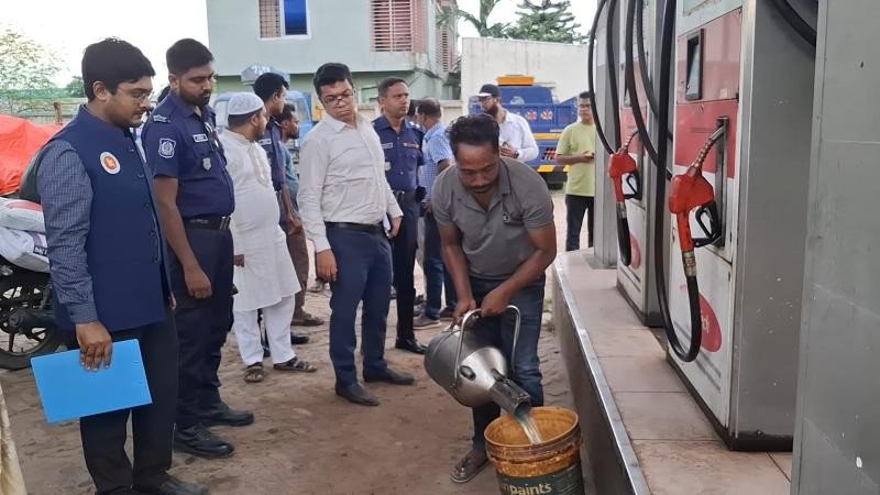 তেলের পরিমাপে কারচুপি ও মজুত প্রতিরোধে জয়পুরহাটে জেলা প্রশাসন ও বিএসটিআইয়ের অভিযান
