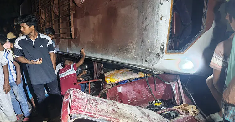 অটোরিকশাকে চাপা দিয়ে উল্টে গেল বাস, নিহত ৩