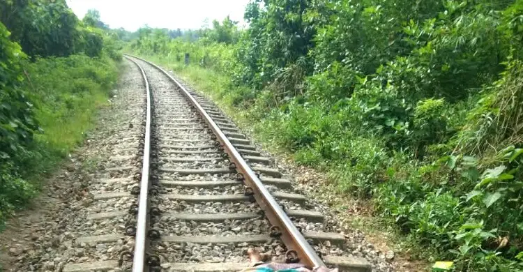 প্রবাল এক্সপ্রেসে কাটা পড়ে তরুণী নিহত