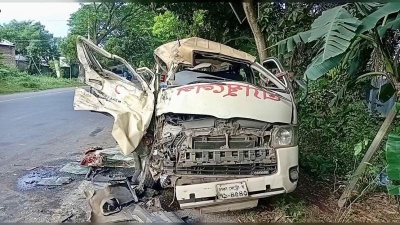 নাটোরে ট্রাক-অ্যাম্বুলেন্সের মুখোমুখি সংঘর্ষে নিহত ১
