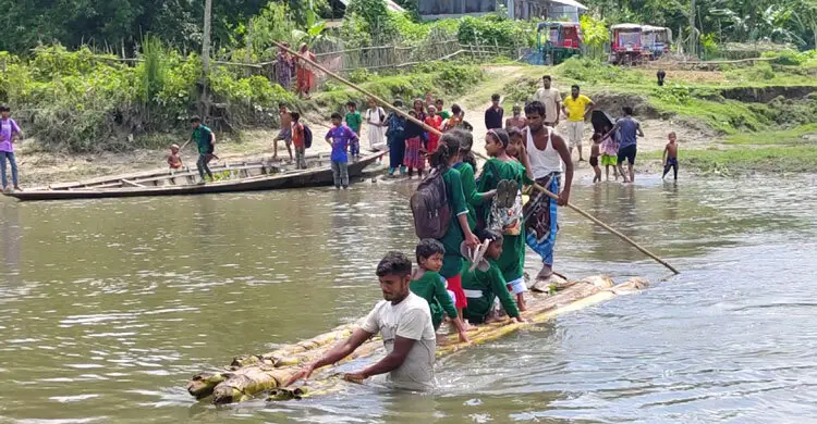 ‘খুব ভয়ে থাকি, এই বুঝি মাঝ নদীতে পড়ে গেলাম!’