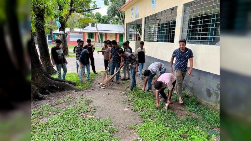 ভূরুঙ্গামারী সরকারি কলেজে ছাত্রদলের ডেঙ্গু প্রতিরোধ ও পরিচ্ছন্নতা অভিযান