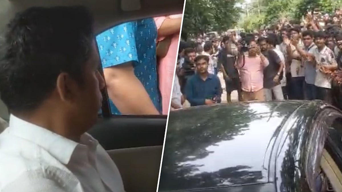 উপাচার্য পরিবর্তনের প্রতিবাদে ‘কমপ্লিট শাটডাউন’, চুয়েটের মূল ফটকে তালা