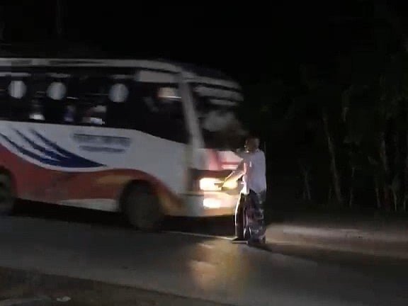 দুই হাত উঁচু করে রাস্তা পার হচ্ছিলেন এক ব্যক্তি, বাসের ধাক্কায় ছিটকে পড়ে নিহত