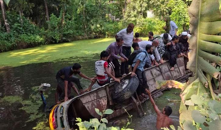 যাত্রী নিয়ে পুকুরে বাস, একজনের মরদেহ উদ্ধার 