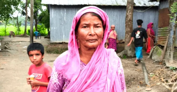 জীবিত মাকে কাগজে মৃত দেখিয়ে পৈতৃক জমি বিক্রি