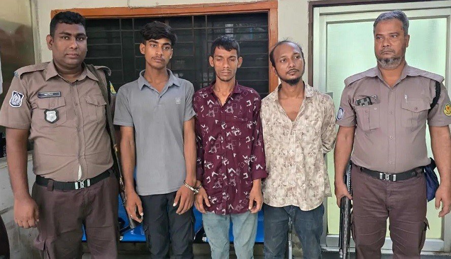 টাকা দেখে হত্যার পরিকল্পনা, বাসচালকসহ গ্রেপ্তার ৩