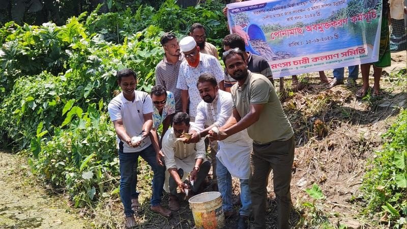 গুরুদাসপুরে পৃথকভাবে পোনামাছ অবমুক্ত