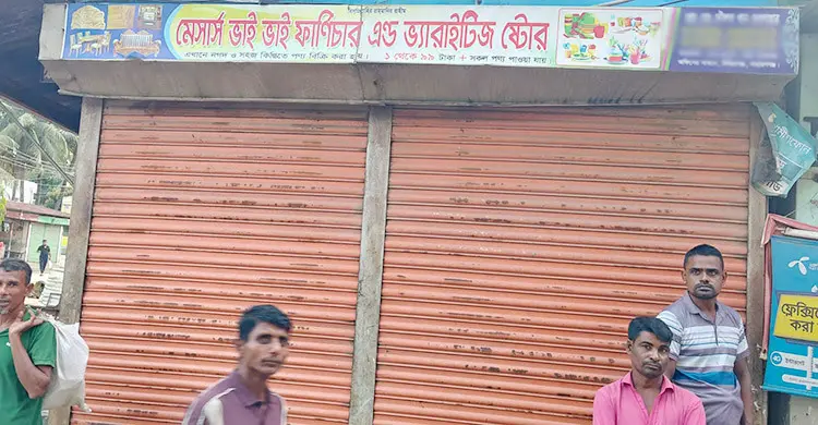দোকানে ফার্নিচারচাপা পড়ে প্রাণ গেল শিশুর