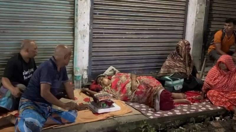 চিকিৎসা নিতে কলকাতায়, থাকার জায়গা না পেয়ে রাস্তায় বাংলাদেশিরা!