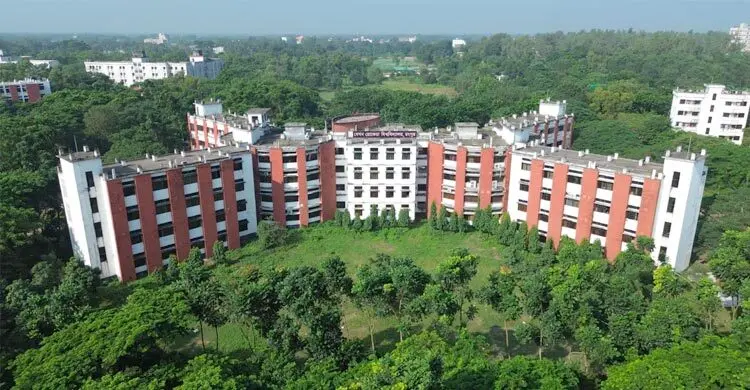 অসুস্থতায় পরীক্ষা না দিলেও গুণতে হবে জরিমানা, শিক্ষার্থীদের ক্ষোভ