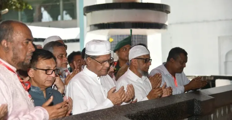 শাহজালালের মাজার জিয়ারত করলেন রাষ্ট্রপতি