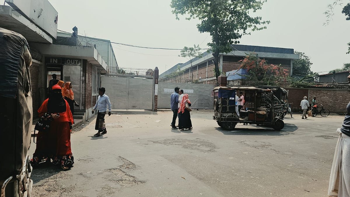 গাজীপুরের বেক্সিমকোর শ্রমিকদের কেউ এখন চা বিক্রি করেন, কেউ চালান অটোরিকশা