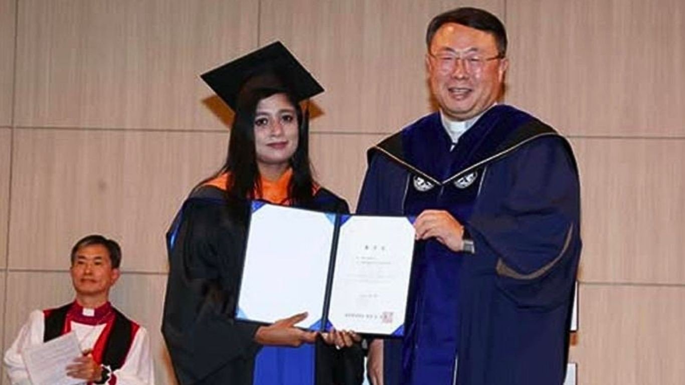 দক্ষিণ কোরিয়ায় প্রেসিডেন্ট অ্যাওয়ার্ড পেলেন ইয়াসমিন আক্তার অধরা