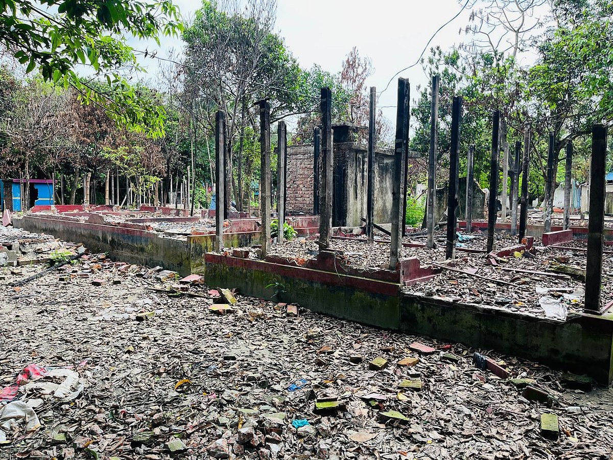 আকবরনগর-মিরারচর: বাজারের নামের বিরোধে এক মাস ধরে ঘরছাড়া অনেক পরিবার