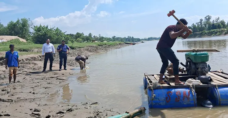 অবৈধ বালু উত্তোলন ঠেকাতে মিরসরাইয়ে ৯ শ্যালো মেশিন ধ্বংস