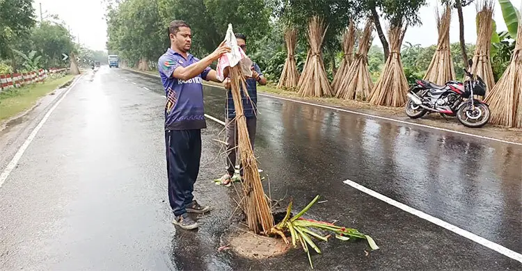 রাজবাড়ী-কুষ্টিয়া আঞ্চলিক মহাসড়কের মাঝে গর্ত, ঝুঁকি নিয়ে চলছে যানবাহন