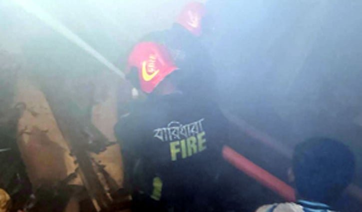 বাড্ডায় ফার্নিচার গুদামে আগুন, এক ঘণ্টার চেষ্টায় নিয়ন্ত্রণে
