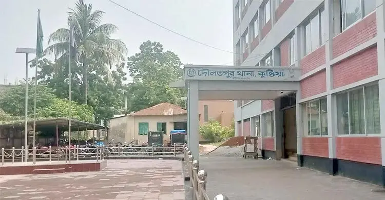 বিদেশি অস্ত্র-ককটেলসহ যুবক আটক, গণপিটুনির পর পুলিশে দিল জনতা