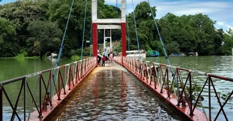 পানিতে ডুবল রাঙ্গামাটির ঝুলন্ত সেতু, পর্যটকদের পারাপারে নিষেধাজ্ঞা