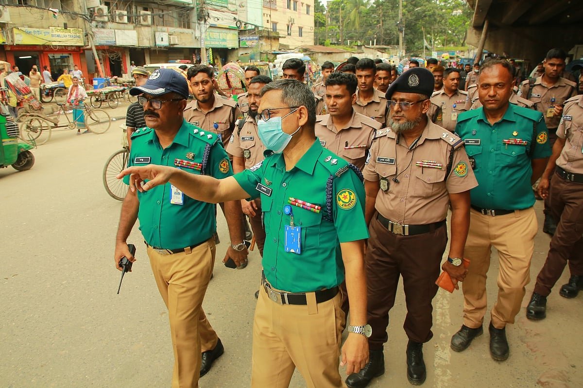 পুরান ঢাকায় অবৈধ পার্কিং অপসারণ