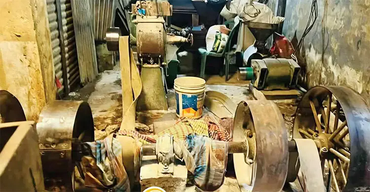 হলুদ-মরিচ গুঁড়া করার মেশিনের বেল্টে জড়িয়ে মিল মালিকের মৃত্যু