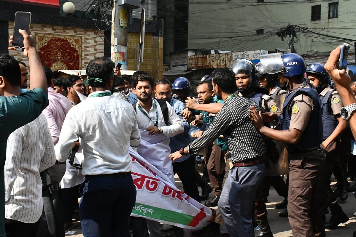 মতিঝিলে ইসলামী ব্যাংকের সামনে গ্রাহক ফোরাম ও চাকরিচ্যুতদের মধ্যে মারামারি