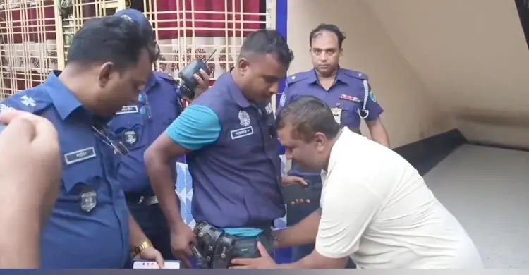 মাদক কারবারির বাড়িতে উল্টো পুলিশের দেহ তল্লাশি!