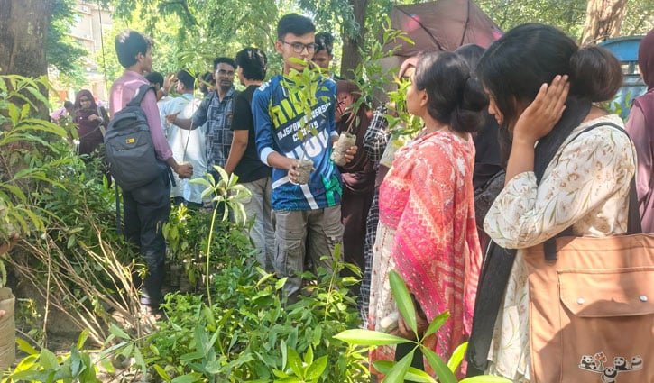 রাকসু ভোটের প্রতিশ্রুতি পূরণে ৭২৫টি গাছ দিলেন রাবি শিক্ষার্থী আরিফ