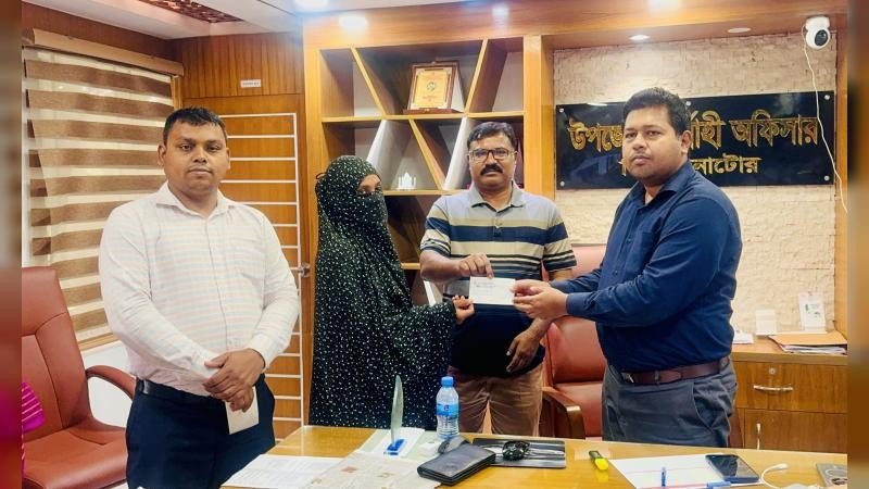 নাটোরের সিংড়ায় দুর্যোগে ক্ষতিগ্রস্তদের মাঝে চেক বিতরণ
