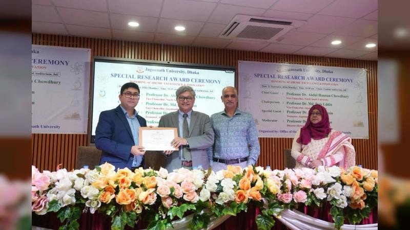 জবিতে প্রথমবারের ‘স্পেশাল রিসার্চ অ্যাওয়ার্ড’ পেলেন অধ্যাপক ইমরানুল হক