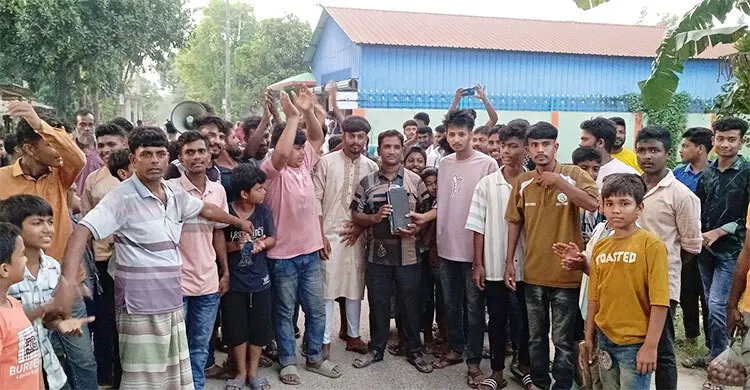 লোডশেডিংয়ে অতিষ্ঠ হয়ে বিদ্যুতের কর্মীকে আটকে রাখলো জনতা