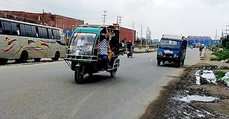 রূপগঞ্জের সড়কে ব্যাটারিচালিত অবৈধ যান, বাড়ছে দুর্ঘটনার ঝুঁকি