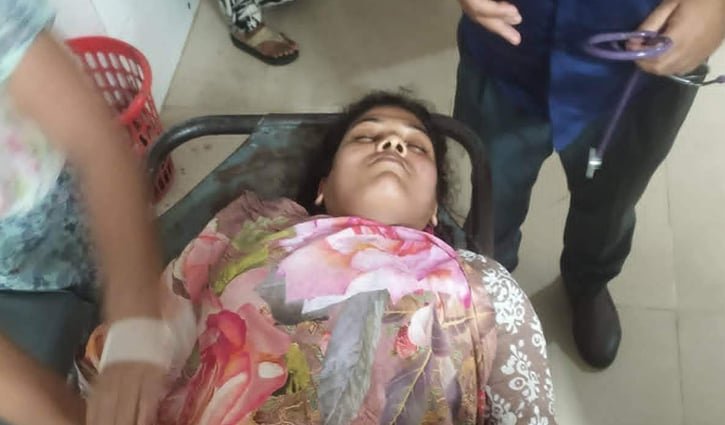ছেলেকে না পেয়ে বাবাকে গুলি, লাগল মায়ের শরীরে