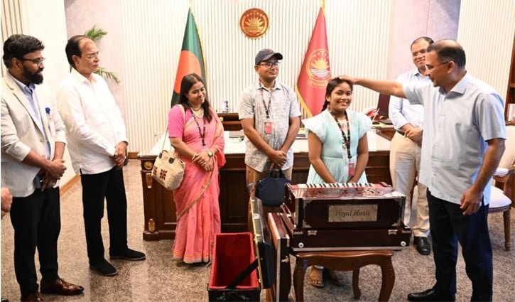 প্রধানমন্ত্রীর সঙ্গে সাক্ষাৎ: অনুশ্রী পেল হারমোনিয়াম, রাকিবের স্বপ্নপূরণ 
