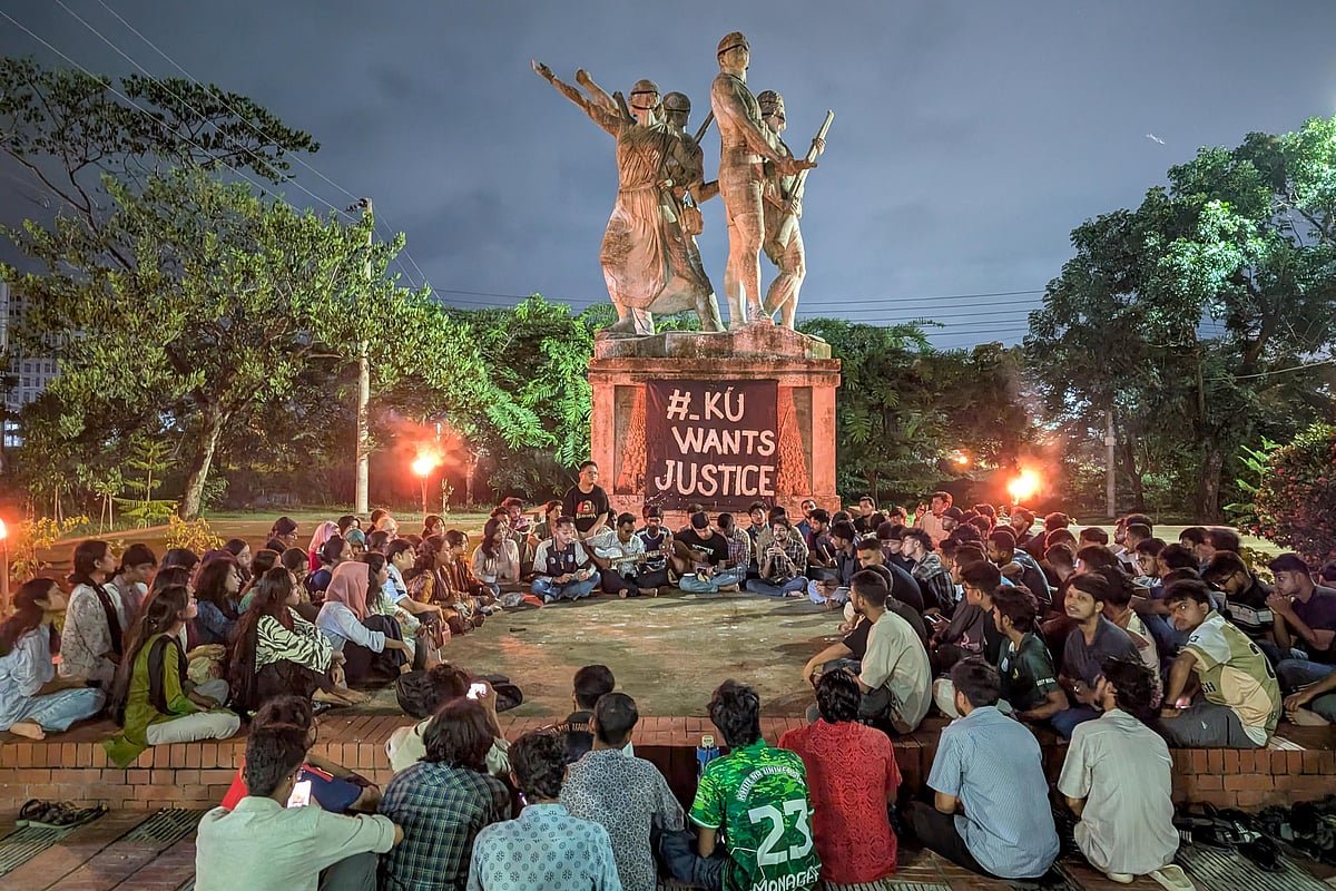 নিপীড়নের বিরুদ্ধে মশাল জ্বেলে গানে গানে প্রতিবাদ শিক্ষার্থীদের