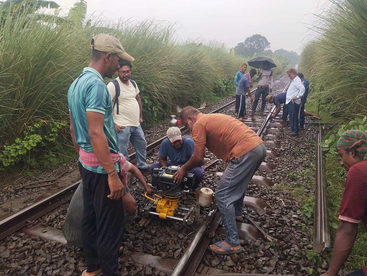রেললাইনের পাত ভেঙে রাজশাহী ও নাটোরে আটকে ছিল ৬ ট্রেন