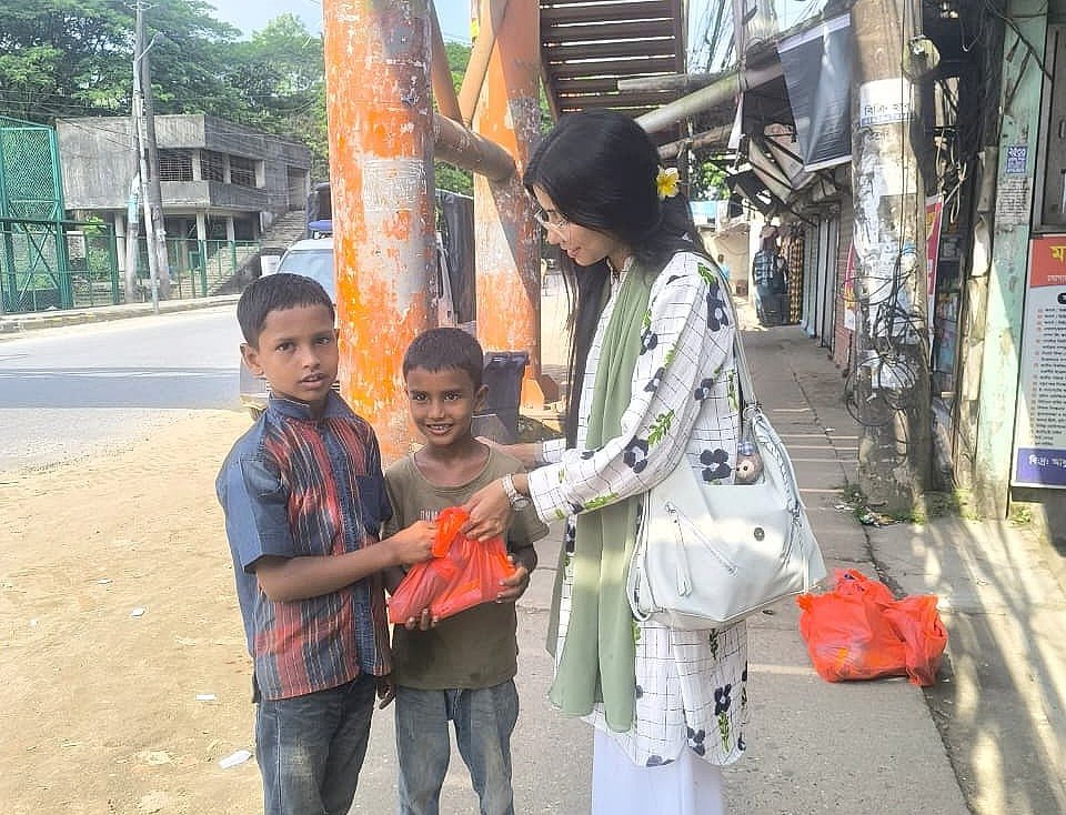 সংবর্ধনা শেষে শিশুদের মুখে হাসি ফোটালেন বন্ধুরা