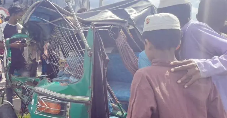 কিশোরগঞ্জে অটোরিকশা-কাভার্ডভ্যান সংঘর্ষে নিহত ৩