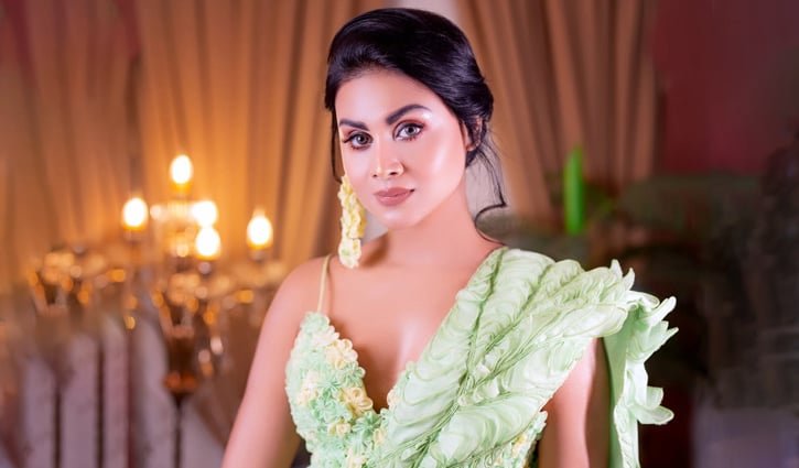 অভিনেত্রীকে ধাক্কা দেওয়া গাড়িসহ চালক আটক