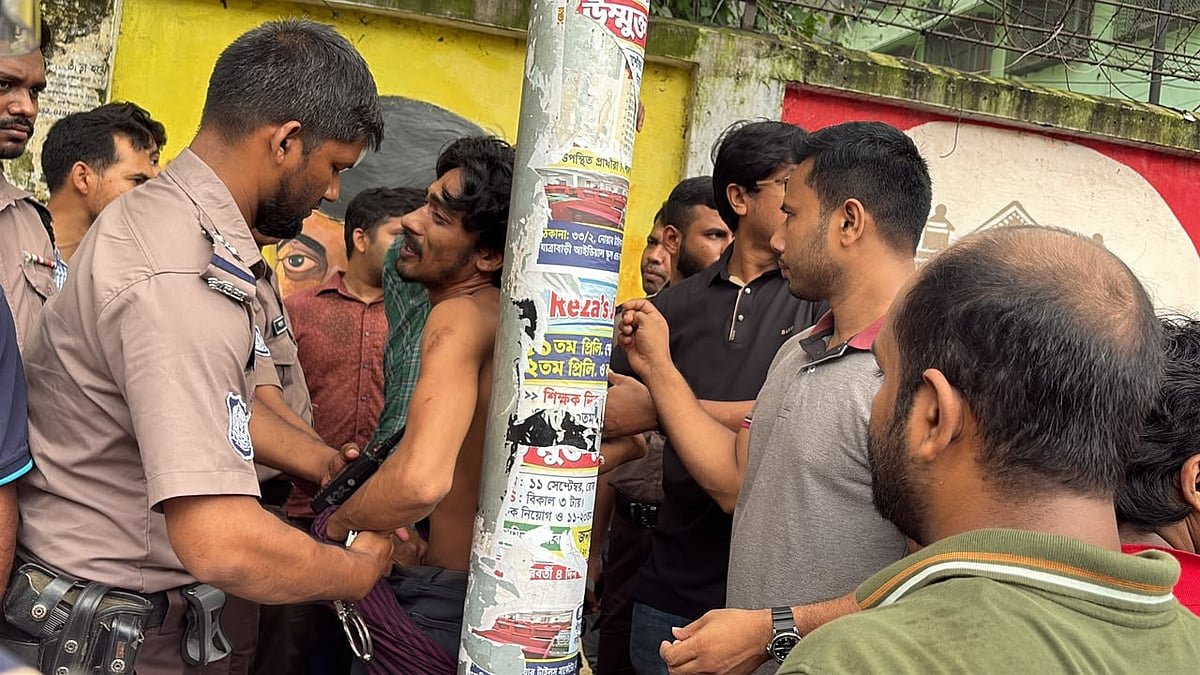 জগন্নাথ বিশ্ববিদ্যালয়: ছাত্রলীগ সন্দেহে ‘রিকশাচালককে’ মারধরের পর পুলিশে দিল ছাত্রদল