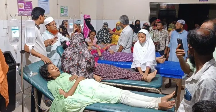 বিদেশ থেকে বাবার আনা আখরোট দিলো সহপাঠীদের, খেয়ে হাসপাতালে ৭ ছাত্রী