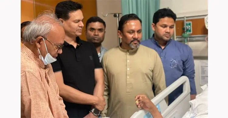 সড়ক দুর্ঘটনায় আহত প্রতিমন্ত্রী বারীকে দেখতে হাসপাতালে রিজভী