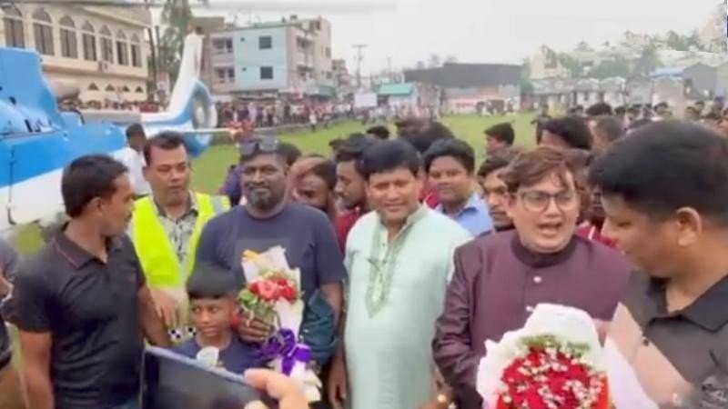 খোকসায় হেলিকপ্টারে চড়ে এলেন প্রবাসী ব্যবসায়ী