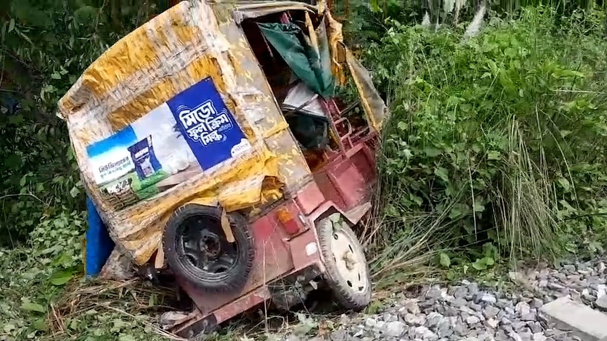 রেলক্রসিংয়ে অটোরিকশাকে ট্রেনের ধাক্কা, যুবদল কর্মীসহ নিহত ২