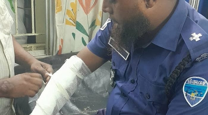 পুলিশকে কামড় দিয়ে পরোয়ানাভুক্ত
আসামিকে ছিনিয়ে নেওয়ার চেষ্টা