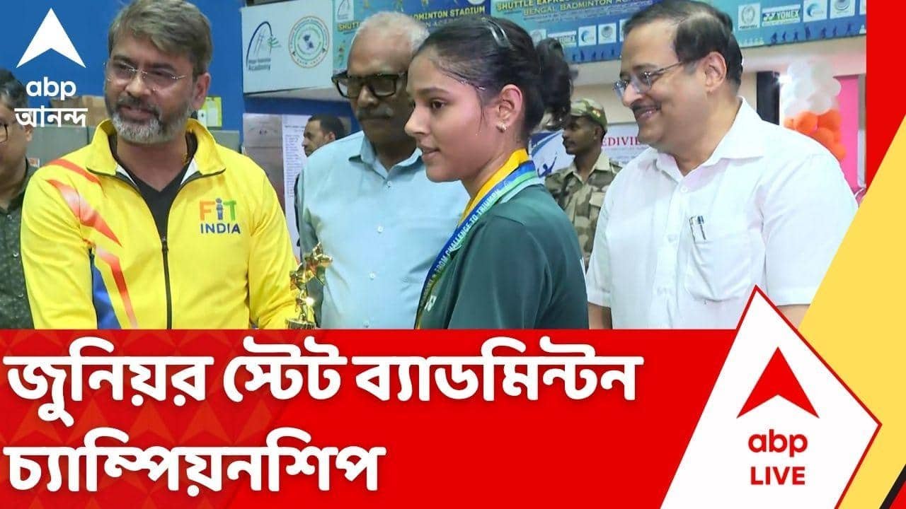South Calcutta Badminton Association: প্রশাসনিক ব্যস্ততার মধ্যেই সোমবার ব্যাডমিন্টন কোর্টে সুব্রত গুপ্তকে দেখা গেল অন্য ভূমিকায়