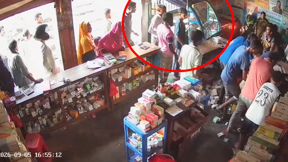 নিয়ন্ত্রণ হারিয়ে ওষুধের দোকানে ঢুকে পড়ল ইজিবাইক