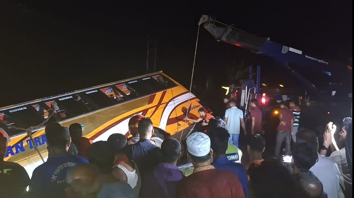 পটুয়াখালীতে অটোরিকশাকে চাপা দিয়ে বাস খাদে, মা-মেয়েসহ ৪ জন নিহত